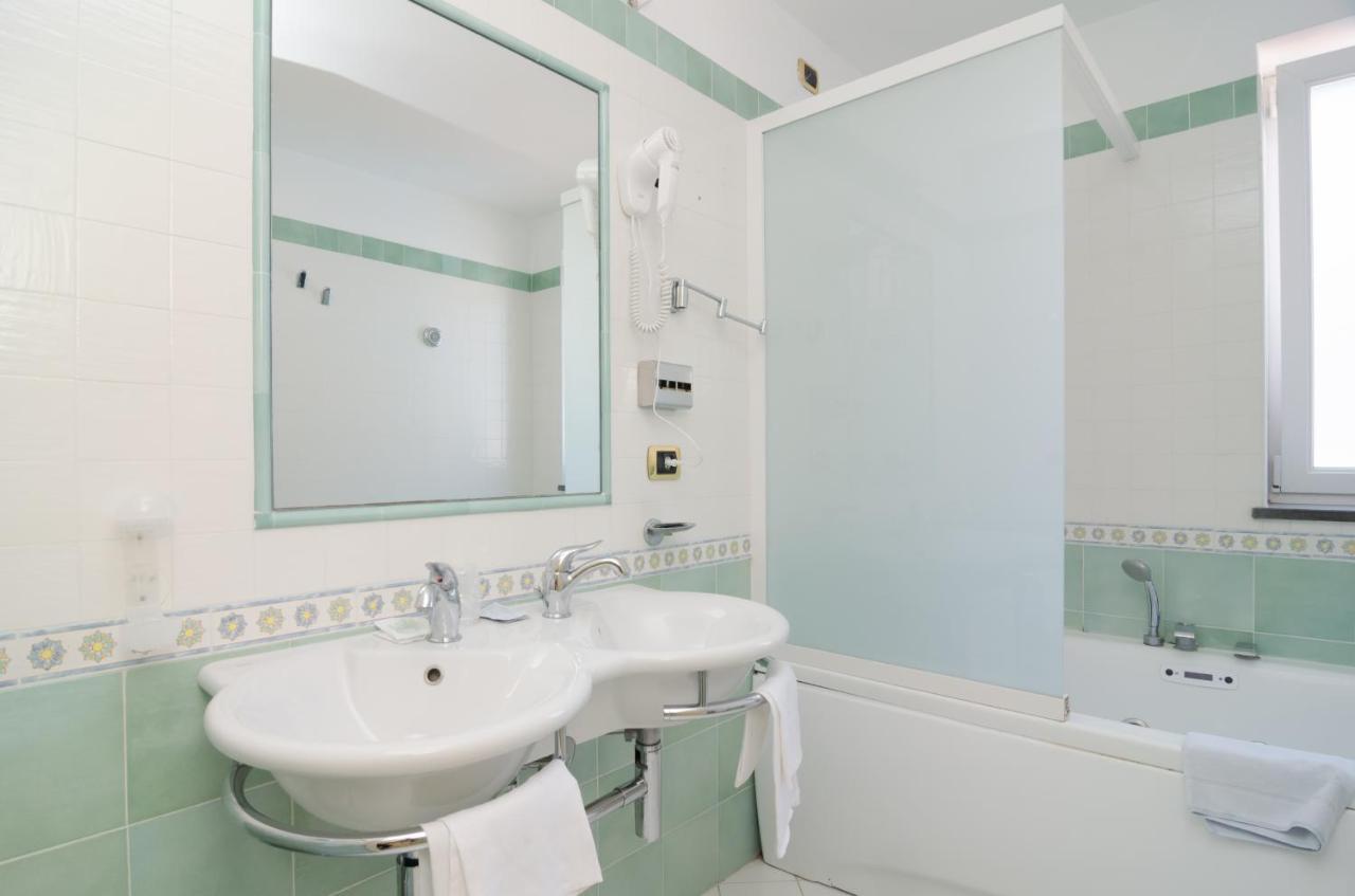Hotel Flora Wellness & Beauty 이스키아 외부 사진